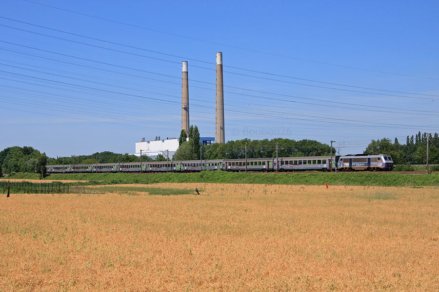 La BB 26008 en livr&eacute;e "En Voyage" est vue sur l'InterCit&eacute;s 3304 Cherbourg - Paris-St-Lazare, pr&egrave;s de Mantes-la-Jolie.