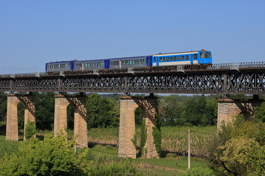 Ayant assuré la veille le TER Bordeaux - La Rochelle du midi, le dernier X 2200 non rénové, à savoir le X 92202, est logiquement présent ce matin-là sur le TER 864827 La Rochelle - Bordeaux. Il est vu sur le pont de Cubzac-les-Ponts, enjambant la Dordogne.