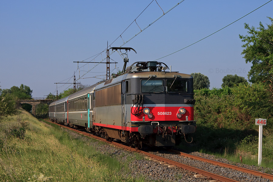 En ce 30 juin 2010 avait lieu la derni&egrave;re circulation de l'Aubrac en rame tract&eacute;e et BB 8500. Ici, c'est la belle BB 8623 en livr&eacute;e Multi qui est &agrave; l'honneur, avec sa courte rame de 3 Corail+. Le tout est pris peu apr&egrave;s son d&eacute;part de B&eacute;ziers.