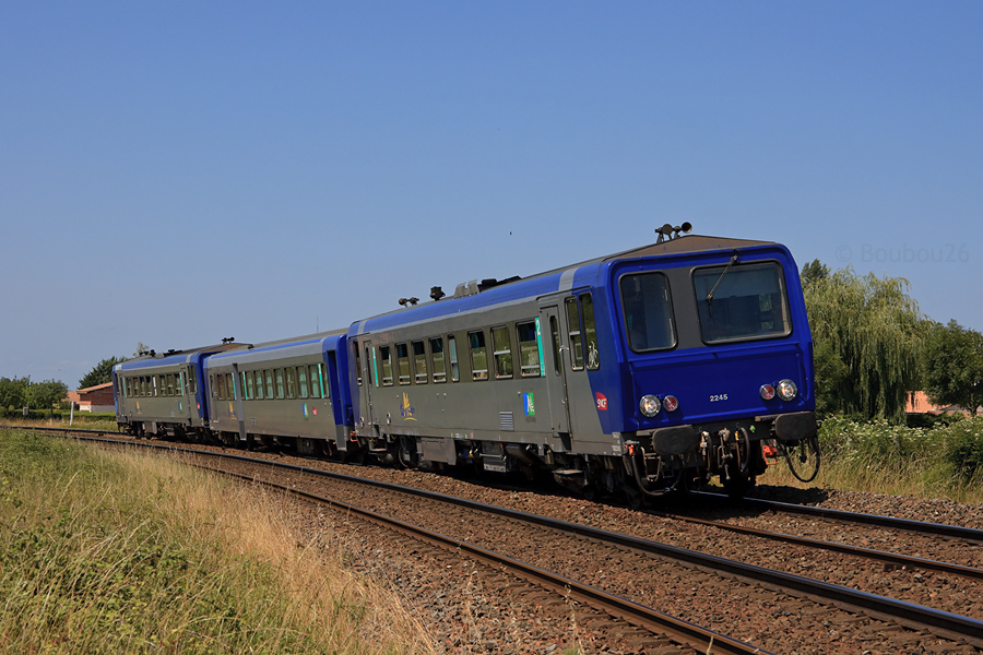 Le TER 864822 Bordeaux - La Rochelle est r&eacute;guli&egrave;rement assur&eacute; en X 2200 le samedi. Ici, la composition X 2245 - XR 6086 - X 2221 est vue dans la courbe de Saint-Andr&eacute;-de-Cubzac, juste avant de desservir la gare.