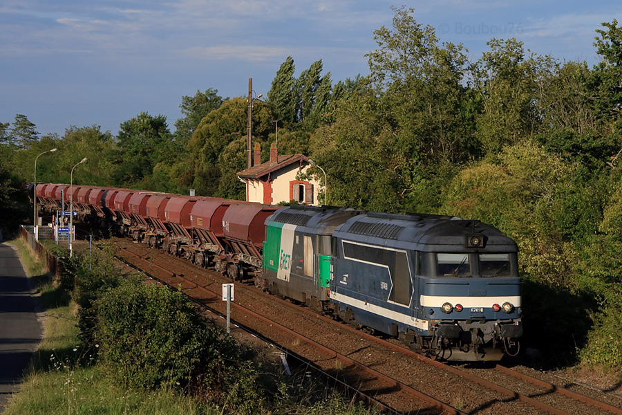 Circulant plus ou moins r&eacute;guli&egrave;rement les mardi et jeudi, ce train de cailloux Saintes - Langon passe ici la petite gare de Cubzac-Les-Ponts. Il s'appr&ecirc;te &agrave; franchir le c&eacute;l&egrave;bre pont au-dessus de la Dordogne, &agrave; la vitesse de 50 km/h, comme l'y oblige un TIV pentagonal "5". En t&ecirc;te, le beau BB 67498 en livr&eacute;e Arzens est aid&eacute; du BB 67486, lui en livr&eacute;e Fret, pour tirer la lourde rame charg&eacute;e.