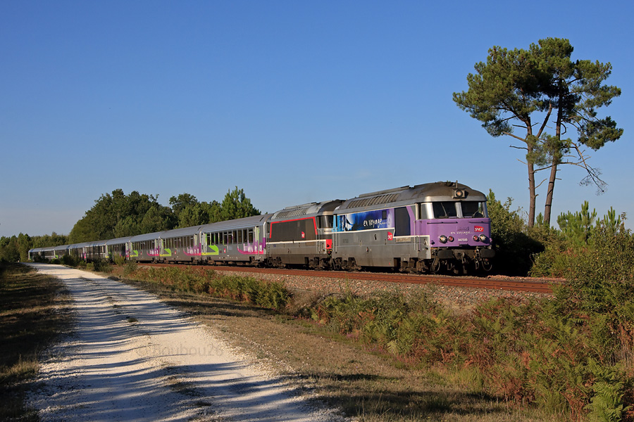 C'est avec quelques minutes de retard que l'InterCit&eacute;s 3835 Nantes - Bordeaux-St-Jean - Toulouse-Matabiau se pr&eacute;sente &agrave; moi. Apr&egrave;s un d&eacute;part en r&eacute;gion Pays de la Loire, le voici qu'il s'appr&ecirc;te &agrave; quitter Poitou-Charentes et entrer en Aquitaine, avant de finir en Midi-Pyr&eacute;n&eacute;es. En t&ecirc;te, le BB 67585 (ex-Longueau) porte encore l'indice 8.