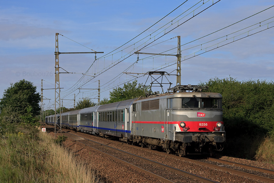 C'est avec un immense plaisir que j'ai immortalis&eacute; par cette belle matin&eacute;e d'ao&ucirc;t, sur le dernier TER Le Mans - Paris du matin, ma premi&egrave;re (et s&ucirc;rement derni&egrave;re ...) BB 9200 en livr&eacute;e Multiservice.
