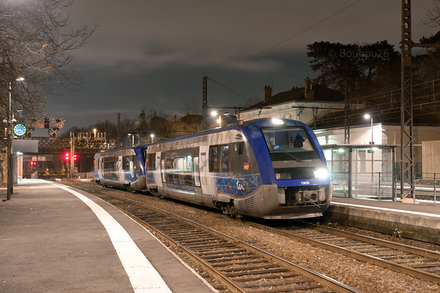 Partis de Lyon-St-Paul, les X 73635 et X 73673 marquent l'arr&ecirc;t en gare de Tassin, avant de continuer sur Lozanne.