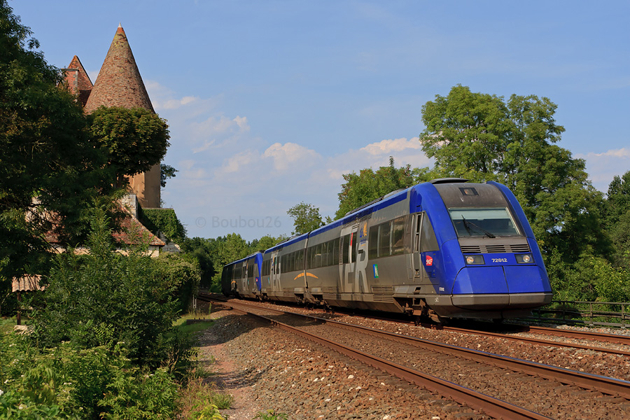 Assurant un TER P&eacute;rigueux - Bordeaux-St-Jean, cette UM d'XTER aquitains passent devant le Ch&acirc;teau de Mauriac, pr&egrave;s de Neuvic, entre P&eacute;rigueux et Mussidan.