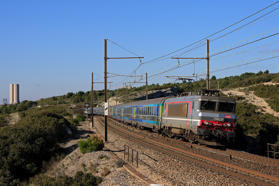 En cette belle journ&eacute;e de novembre, la BB 7292 en livr&eacute;e Multiservice assure le premier T&eacute;oz Bordeaux - Nice de la journ&eacute;e, le 4653, et passe dans la courbe et contre-courbe de Saint-Chamas.