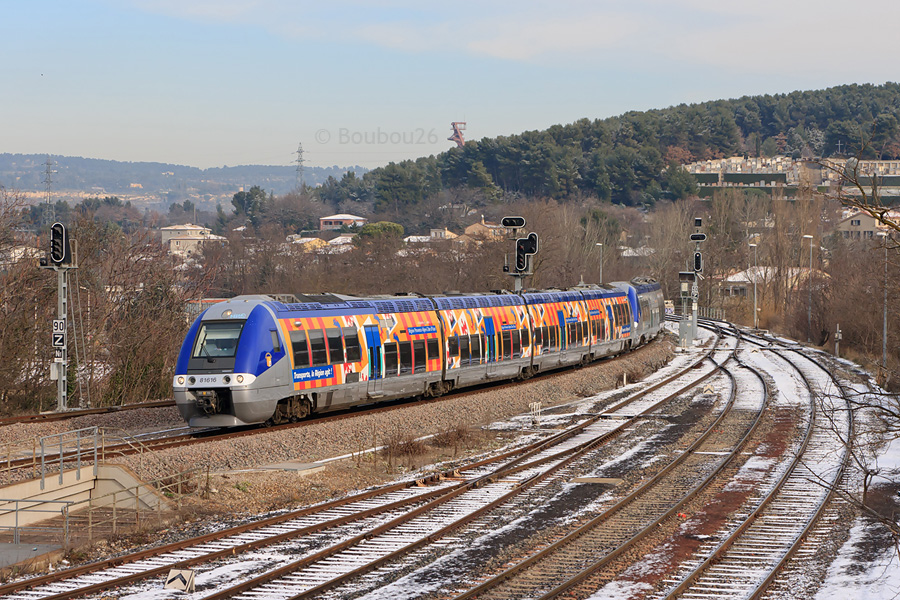 Attendant un X-TER, c'est cette UM d'AGC qui se présente à moi en gare de Gardanne, sur le TER 17417 Briançon - Marseille-St-Charles, avec les restes de neige de la nuit. En tête, le B 81615/16 pelliculé Jaune.