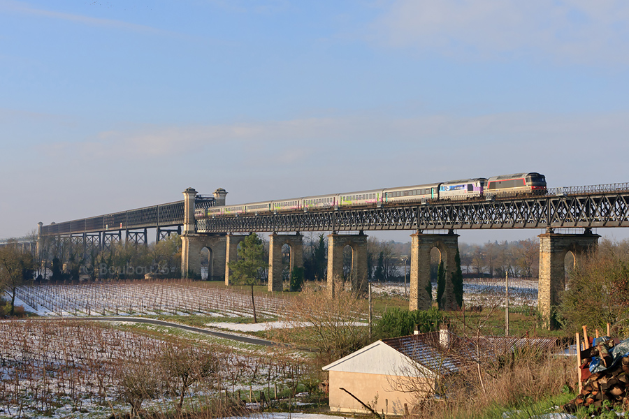 Le lendemain de fortes chutes de neige, l'InterCit&eacute;s 3852 Toulouse - Bordeaux - Nantes franchit la Dordogne. Il est men&eacute; par les BB 67442 et BB 67585.