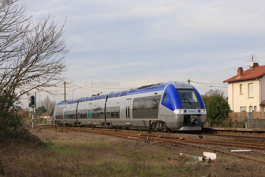 Assur&eacute; normalement le samedi par des X 2200 aquitains , c'est un AGC aquitain tout neuf (sans aucun marquage) qui est charge de ce TER 864822 Bordeaux-St-Jean - La Rochelle. 