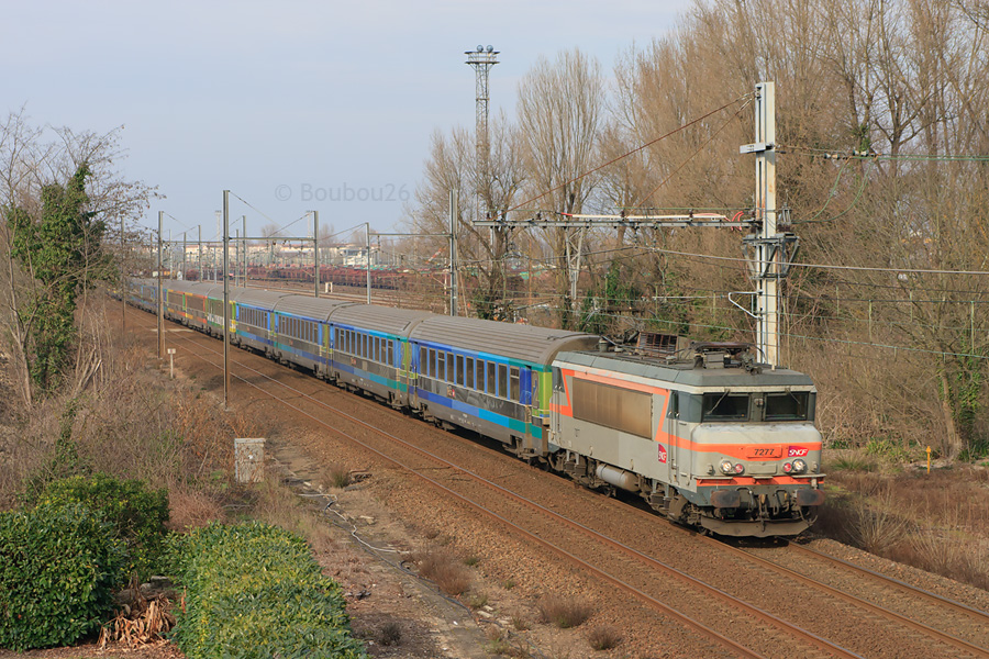 Longeant le triage bordelais d'Hourcade, le T&eacute;oz 4663 file vers Marseille, laissant derri&egrave;re lui la belle capitale du Sud-Ouest : Bordeaux.