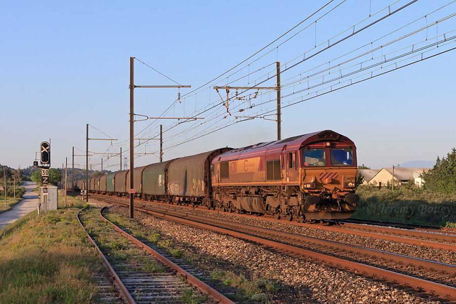 Courte distance (Orange - Arles) pour ce train de bach&eacute;s vu &agrave; Graveson avec une Class 66, sous cette belle lumi&egrave;re vesp&eacute;rale.