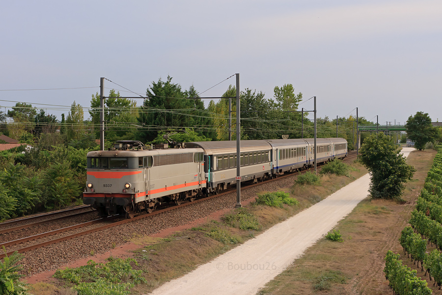 Traversant le vignoble du Libournais (pr&eacute;cis&eacute;ment celui de l'appellation Lalande-de-Pomerol), la BB 9337, en livr&eacute;e B&eacute;ton, assure ce TER Bordeaux-St-Jean - Angoul&ecirc;me du dimanche soir. Elle est vue &agrave; pleine vitesse entre Libourne et Coutras.