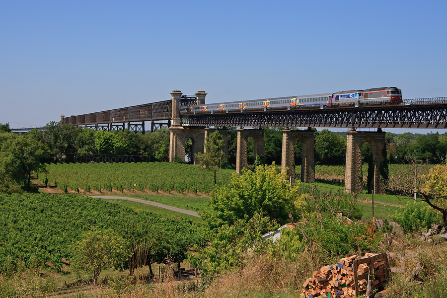 C'est une rame assez inhabituelle qui a circul&eacute; cet &eacute;t&eacute; sur quelques trains de p&egrave;lerins. En plus d'un bon nombre de voitures Croisi&egrave;re (de jour), cette rame poss&eacute;dait &agrave; une extr&eacute;mit&eacute; (ici en t&ecirc;te) une voiture Corail "TER Bourgogne" ... Se dirigeant vers La-Roche-sur-Yon, ce p&egrave;lerin traverse la Dordogne, BB 67429 et BB 67437 en t&ecirc;te.
