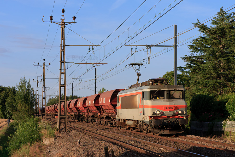 Apr&egrave;s une journ&eacute;e sous les nuages, la desserte Portet-St-Simon - Caz&egrave;res-sur-Garonne passe sous une belle &eacute;claircie. Elle est men&eacute;e par une belle BB 7200 B&eacute;ton avec logo "casquette".