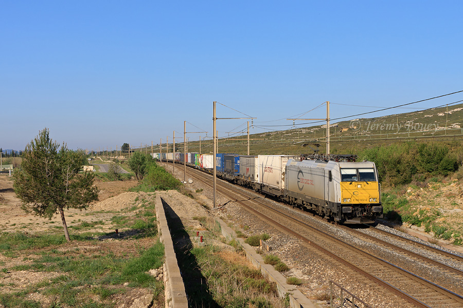Habituellement assur&eacute; par une 27000 ou 37000 "Akiem", c'est une Traxx qui est aujourd'hui en t&ecirc;te du messagerie 60638/9 Dourges Delta 3 - Marseille-Maritime-Canet. Le convoi est vu &agrave; Saint-Chamas.