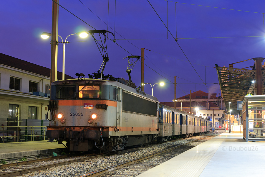 La BB 25635, accompagn&eacute;e de la RIO 180 en livr&eacute;e d'origine, attend son heure de d&eacute;part, sur un TER Marseille-St-Charles - Toulon matinal.
