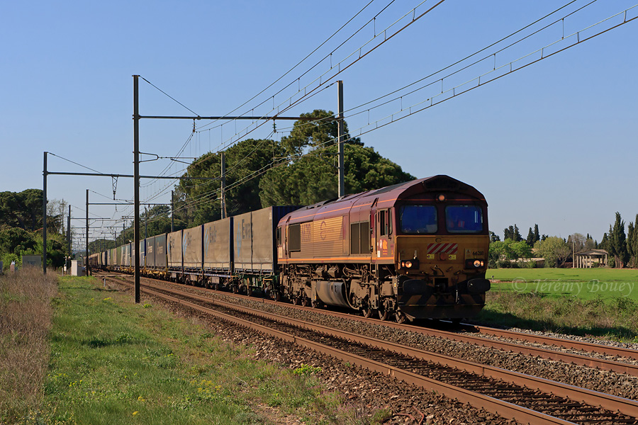 Ce train de conteneurs reliant l'Espagne &agrave; l'Allemagne est vu alors qu'il grille la petite gare de Jonqui&egrave;res-St-Vincent, avec une Class 66 en t&ecirc;te.