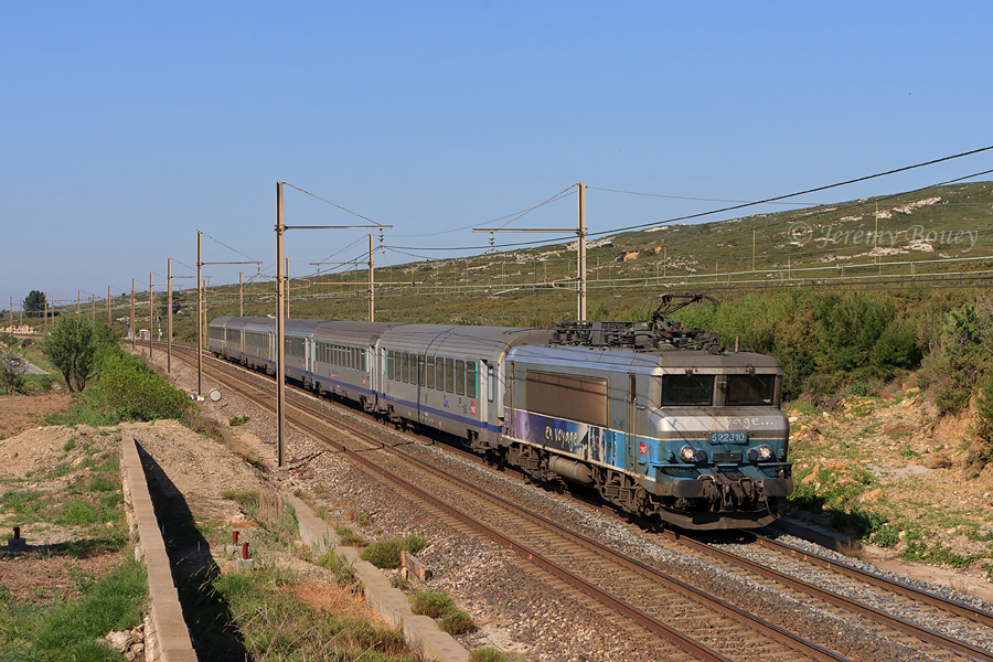 Passant &agrave; la vitesse r&eacute;duite de 100 km/h (TIV chantier), la BB 22310 "En Voyage" file vers son terminus : Marseille-St-Charles, sur le TER 17705.