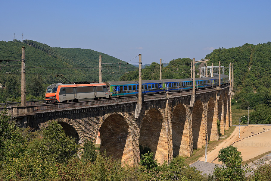 La BB 26021, arborant fi&egrave;rement l'ancien logo "Casquette", franchit l'un des viaducs de Souillac, sur un T&eacute;oz Paris-Austerlitz - Toulouse-Matabiau.