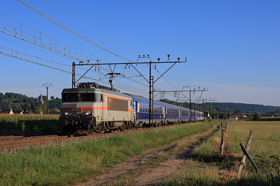 Venant d'assurer la Palombe Bleue Paris - Tarbes, la BB 7300 rapatrie sa rame vers Lourdes. Le tout est vu dans la petite commune d'Ossun, sous la douce lumi&egrave;re du matin.