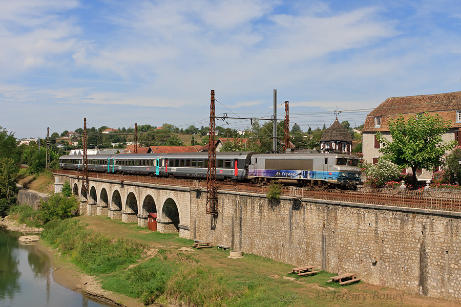 Assurant l'InterCit&eacute;s 14244 Bayonne - Toulouse-Matabiau, la BB 7410 En Voyage va marquer l'arr&ecirc;t en gare d'Orthez. Le train est vu depuis le c&eacute;l&egrave;bre coin du Pont-Vieux, sur le Gave de Pau.