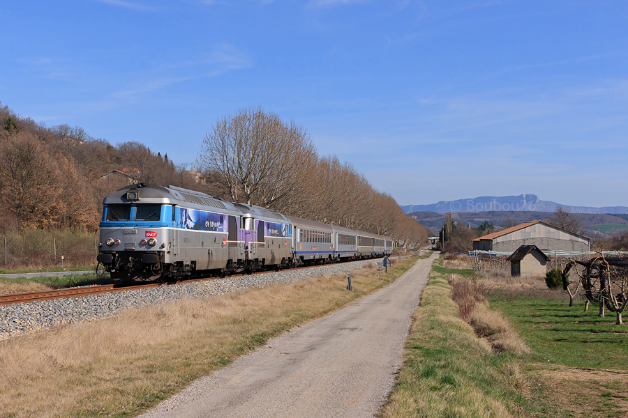 Scoop ! Une rame Corail a assur&eacute;, en cette fin Mars 2011, le TER 17404 Marseille-St-Charles - Brian&ccedil;on. Ce dernier est vu &agrave; la sortie de Laragne, UM de BB 67400 En Voyage &agrave; la traction.