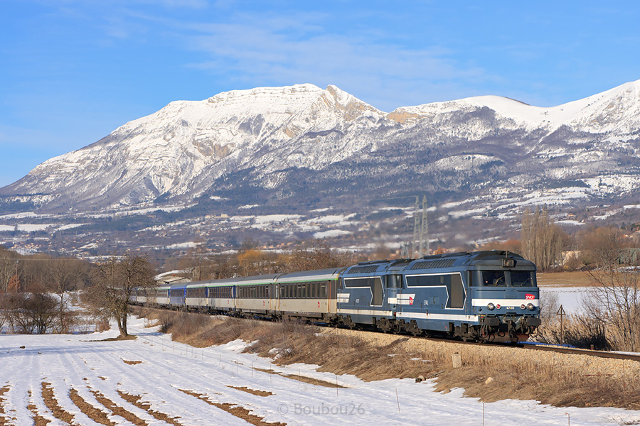 Le train de nuit suppl&eacute;mentaire 5899 Paris-Austerlitz - Brian&ccedil;on vient de quitter Gap et file vers Brian&ccedil;on. En t&ecirc;te, une UM de BB 67400 bleus.