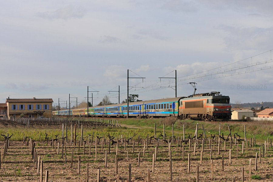 Le dernier T&eacute;oz Bordeaux-St-Jean - Marseille-St-Charles de la journ&eacute;e est vu peu apr&egrave;s son d&eacute;part, dans la petite commune de Portets, entre Bordeaux et Langon.