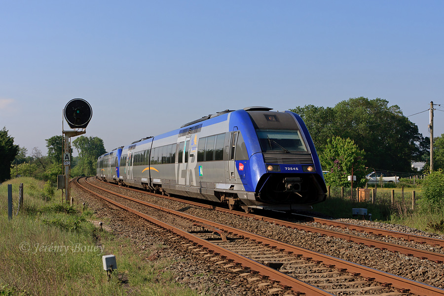S'appr&ecirc;tant &agrave; s'arr&ecirc;ter en gare d'Aubie-St-Antoine, cette UM d'X-TER en livr&eacute;e Aquitaine assure le TER 865160 Bordeaux-St-Jean - St-Mariens-St-Yzan.