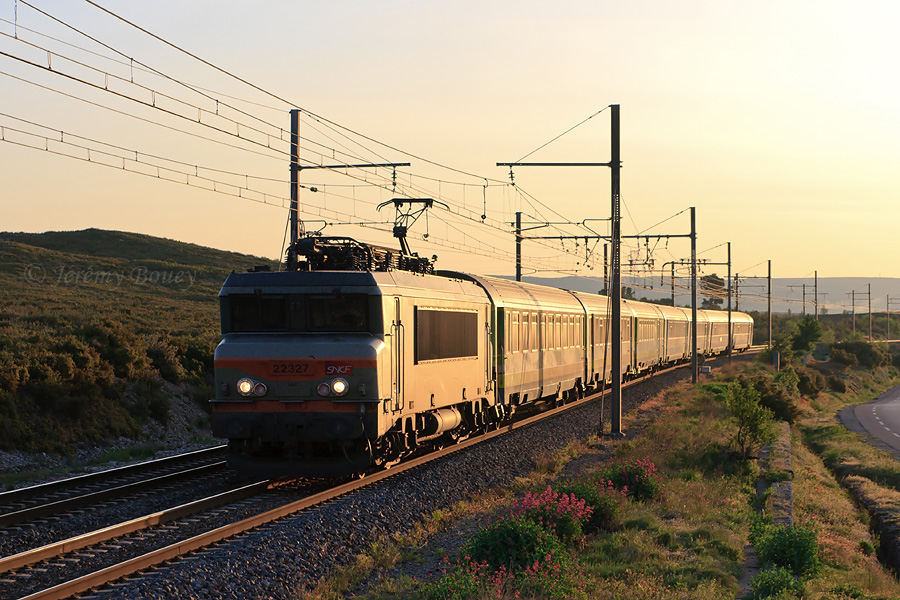 La BB 22327 est vue en t&ecirc;te du T&eacute;oz 4754 Marseille-St-Charles - Bordeaux-St-Jean, pr&egrave;s de l'&eacute;tang de Berre, le tout sous un joli contre-jour au lever du soleil.