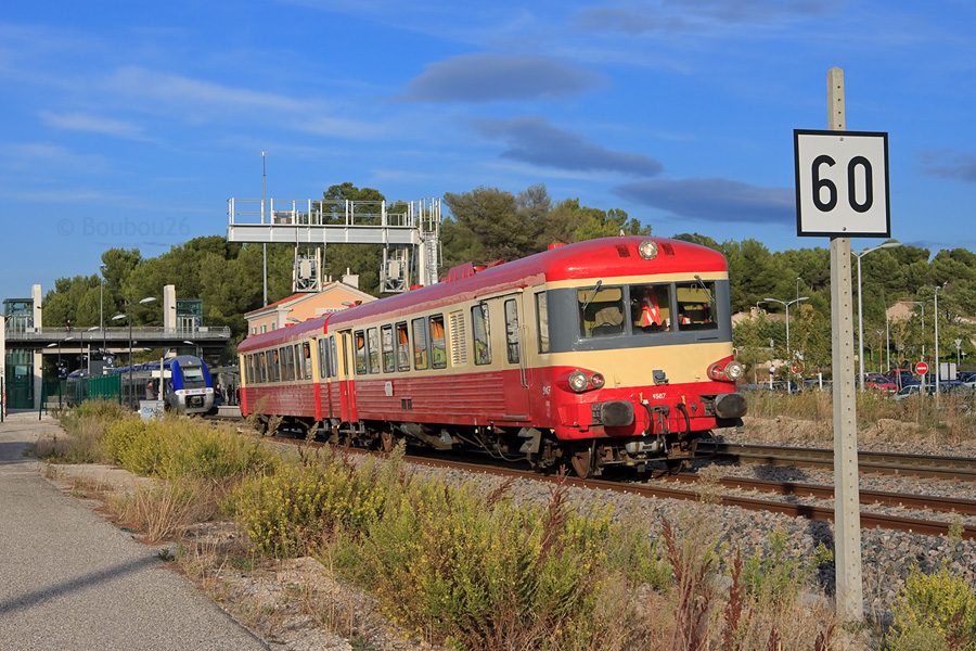 Lors du premier jour de son p&eacute;riple &agrave; travers la Provence, l'X 4567 est vu lors de sa descente sur St-Charles, en gare de Simiane sur la voie d'&eacute;vitement, afin de croiser un TER Marseille - Aix, assur&eacute; en BGC. Croisement "souvenir" interg&eacute;n&eacute;rationnel entre l'ancien et le nouveau...