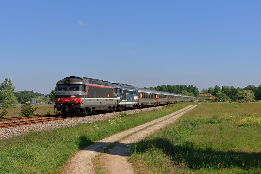 Chaque année, des trains de pèlerins sont mis en place entre La Roche-sur-Yon et Lourdes. Cette belle UM (BB 67445 et BB 67482) est en tête de l'un d'entre eux, dont la rame est composée essentiellement de VSE. Dans une petite demi-heure, le train arrivera en gare St-Jean, où il continuera en BB 7200.