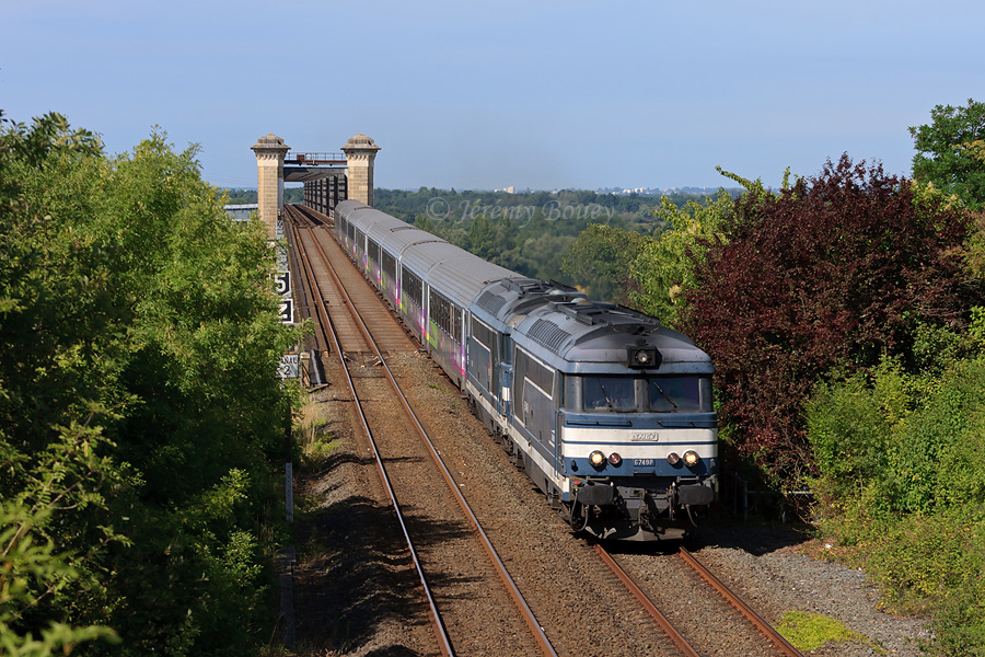 C'est avec un immense plaisir que j'immortalise cette UM de BB 67400 en livr&eacute;e bleue Arzens &agrave; la sortie du viaduc de Cubzac-les-Ponts, sur l'InterCit&eacute;s 3852 Toulouse-Matabiau - Nantes. Le BB 67498, en t&ecirc;te, fait partie des quelques 67400 de Bordeaux pour le Fret.