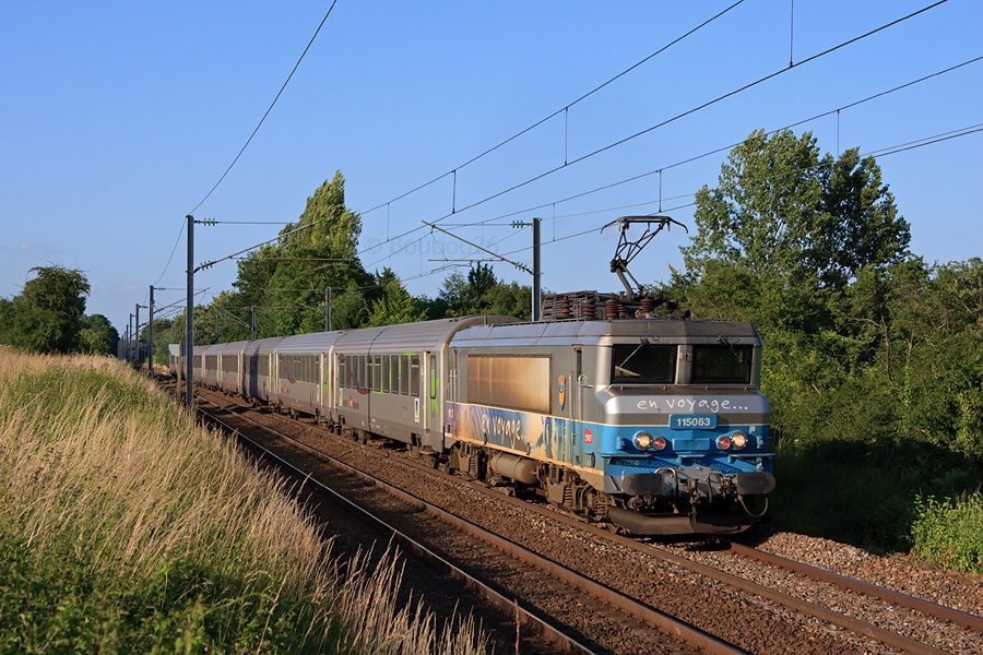 La BB 15063 va bient&ocirc;t quitter l'Ile-de-France en t&ecirc;te de son InterCit&eacute;s 3393 &agrave; destination de Deauville.