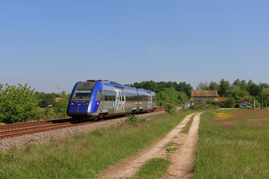 En ce lundi de P&acirc;ques, l'X 72601/72602 repart vers Bordeaux, sur son TER 865161 en provenance de St-Mariens-St-Yzan.