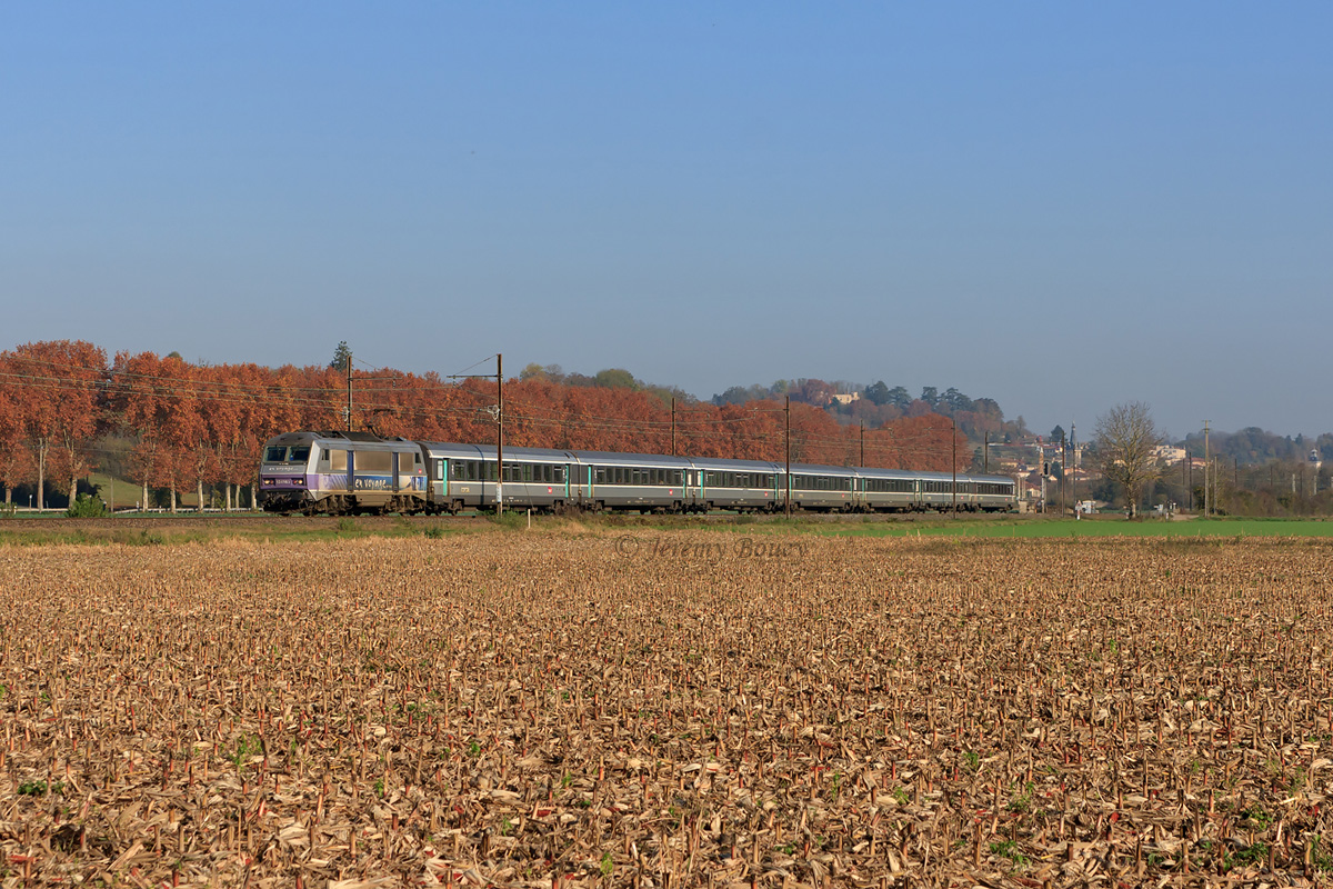 C'est le 11/11/11 à 11h11, sur le GL 4211 Strasbourg - Lyon, que passe la BB 26163 "En voyage", au sud d'Ambérieu.