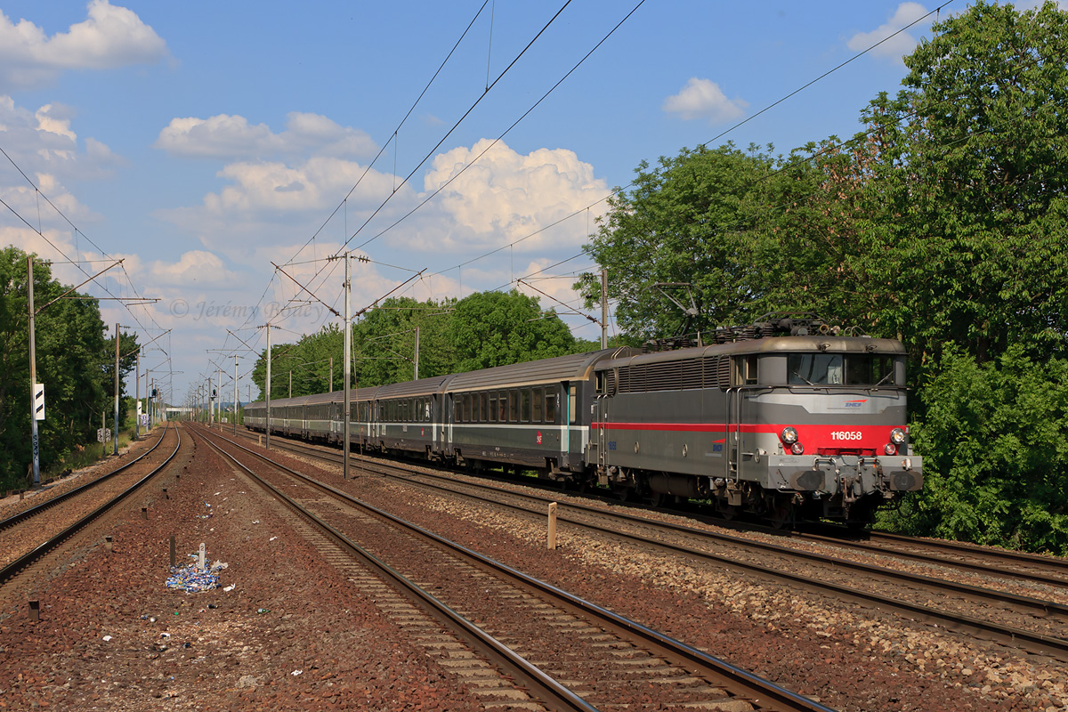 La BB 16058 s'apprête à franchir à pleine vitesse la gare des Noues, à Goussainville, sur l'InterCités 2032 Boulogne - Paris-Nord.