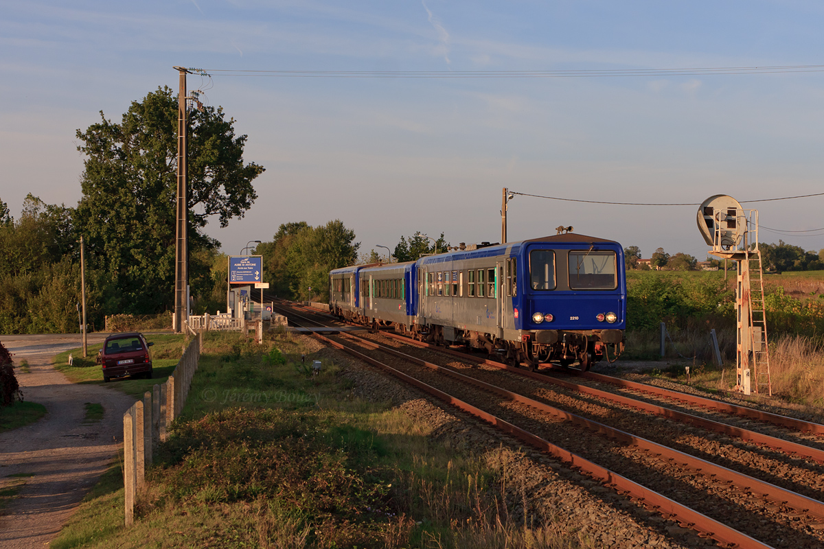 En ce début octobre 2012, le TER 865007 Saintes - Bordeaux est vu franchissant la petite gare d'Aubie-St-Antoine, assuré par les X 2210, XR 6151 et X 2226, sous cette belle lumière de soirée...