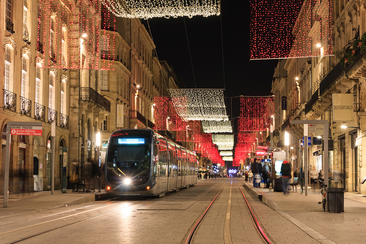 Marquant l'arrêt au Grand Théâtre sur l'une des plus belles rues de Bordeaux, le Cours de l'Intendance, baigné de ses illuminations rouges et blanches, la rame Citadis 2206 assure une mission Pessac Centre - Bordeaux Claveau de la ligne B.
