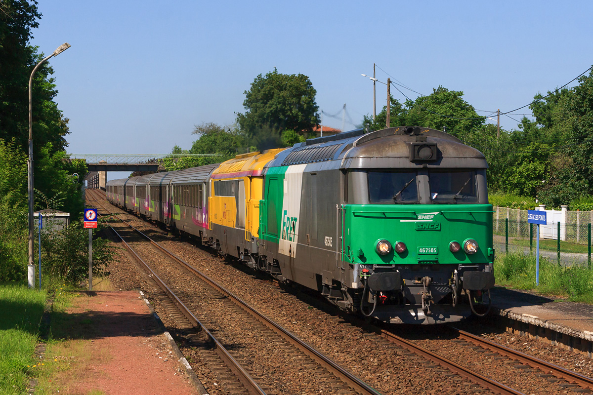 L'été 2013 est marqué par la présence de nombreux BB 67400 de toute la France et de toute activité en région Bordelaise, suite à l'indisponibilité d'un certain nombre d'engins locaux...
Franchissant la gare de Cubzac-les-Ponts, juste après le viaduc, les BB 67505 et BB 67623 de l'Infra tractent l'Intercités 3842 Toulouse - Nantes.
