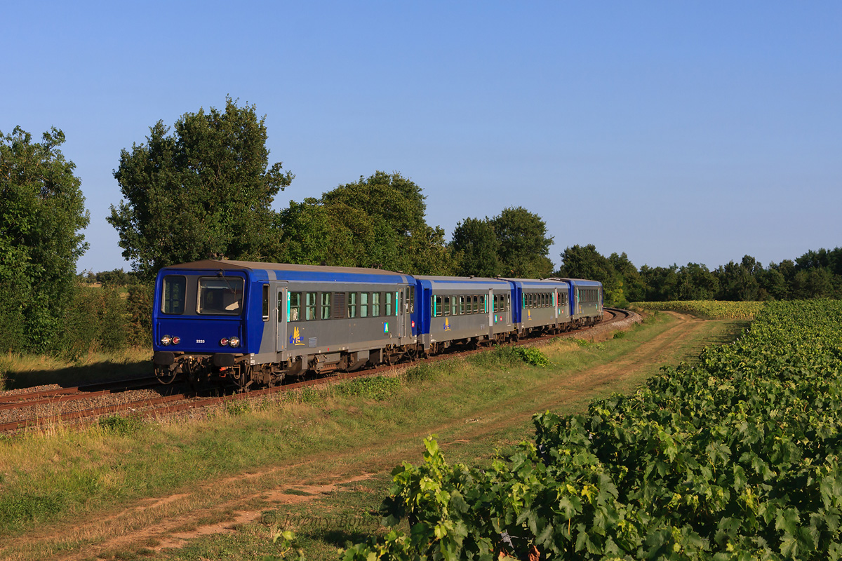Le TER 864282 Bordeaux - Saintes de soirée est vu au nord de Jonzac, sur la commune de Clion. Il est assuré par les X 2225 - XR 6061 - XR 6072 et X 92201.

À noter que quelques années en arrière, ce TER était origine Gazinet-Cestas (au sud de Bordeaux, sur la ligne des Landes), et circulait sous le numéro 864208.