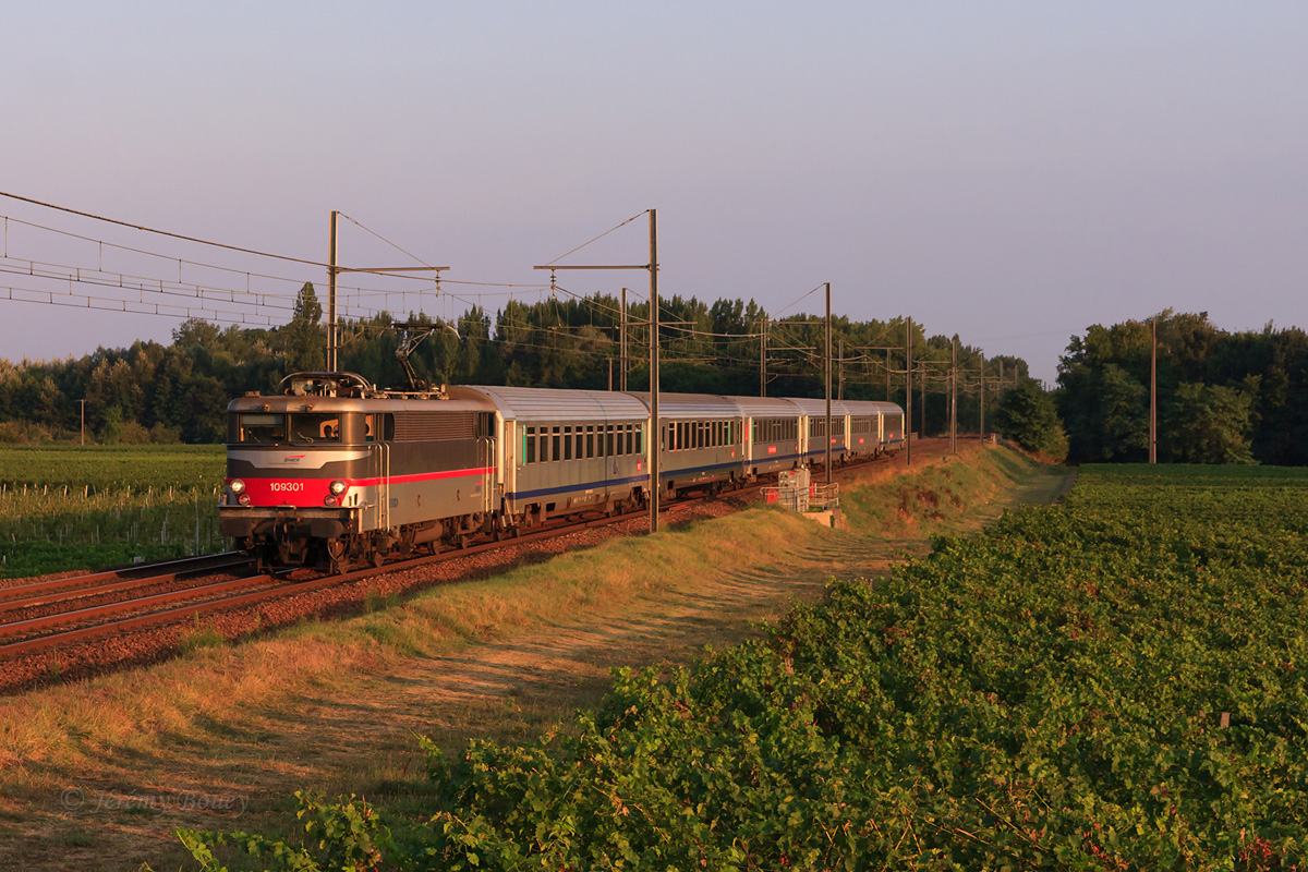 Sous une belle lumière déclinante de fin Août, la BB 9301 est vue en plein freinage pour desservir la gare de Cérons, entre Langon et Bordeaux, sur le TER Midi-Pyrénées 871844 Toulouse - Bordeaux.