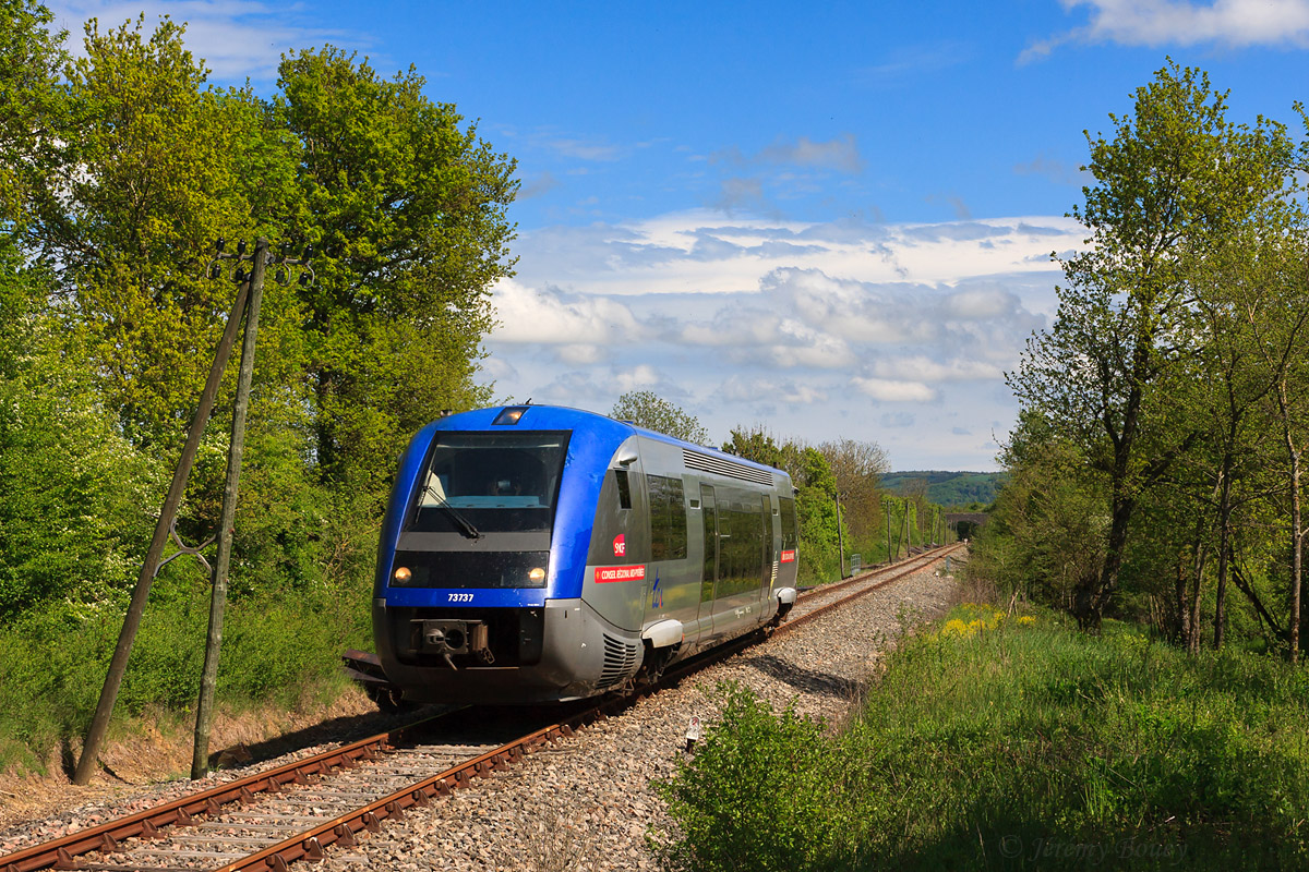La section de ligne Rodez - Sévérac a conservé tout son charme d'antan, avec son rail Double Champignon et poteaux télégraphiques !

L'X 73737 est surpris quelques instants après son arrêt à Sévérac-le-Château, sur le TER 870144 Millau - Rodez.