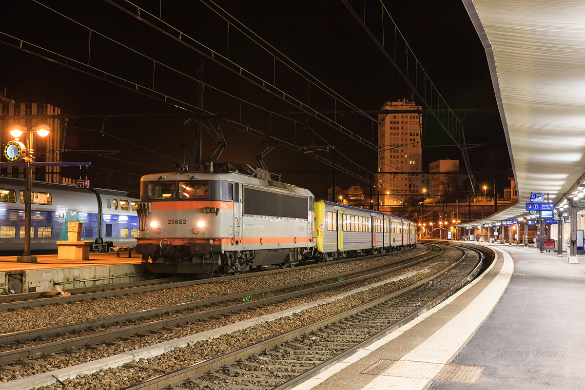 Image faisant partie du passé : la BB 25682, arborant le logo "nouille", est en tête d'une RRR aux couleurs Vanille-Fraise de la région Bourgogne. Elle attend patiemment son heure de départ, sur le TER Franche-Comté 894103 Dijon-Ville - Belfort.
En arrière-plan, on peut également voir une rame TGV Duplex, assurant le 6801 Dijon - Marseille, supprimé depuis Avril 2016...