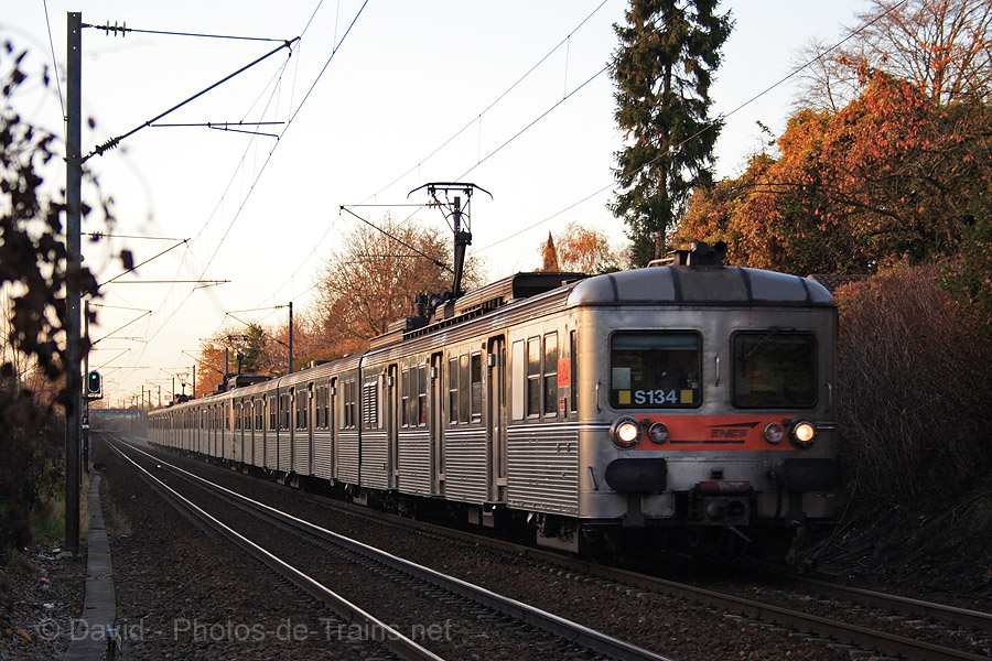 Une UM3 de Z 6100 est sur le point d'entrer en gare d'Ecouen-Ezanville, elle aura pour terminus Paris-Gare-du-Nord.