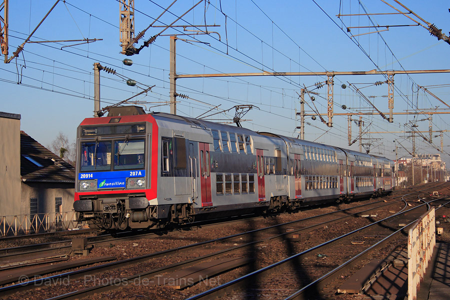 La rame quitte la gare d'Epinay-Villetanause et a pour destination Persan-Beaumont via Valmondois.