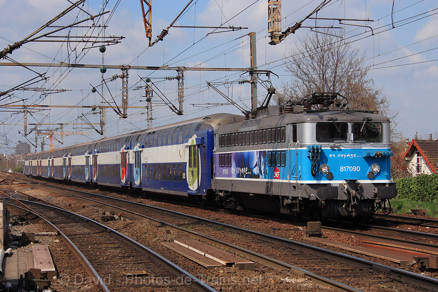 La BB 17090 en direction de la gare du Nord, arrive en gare d'&Eacute;pinay-Villetaneuse.