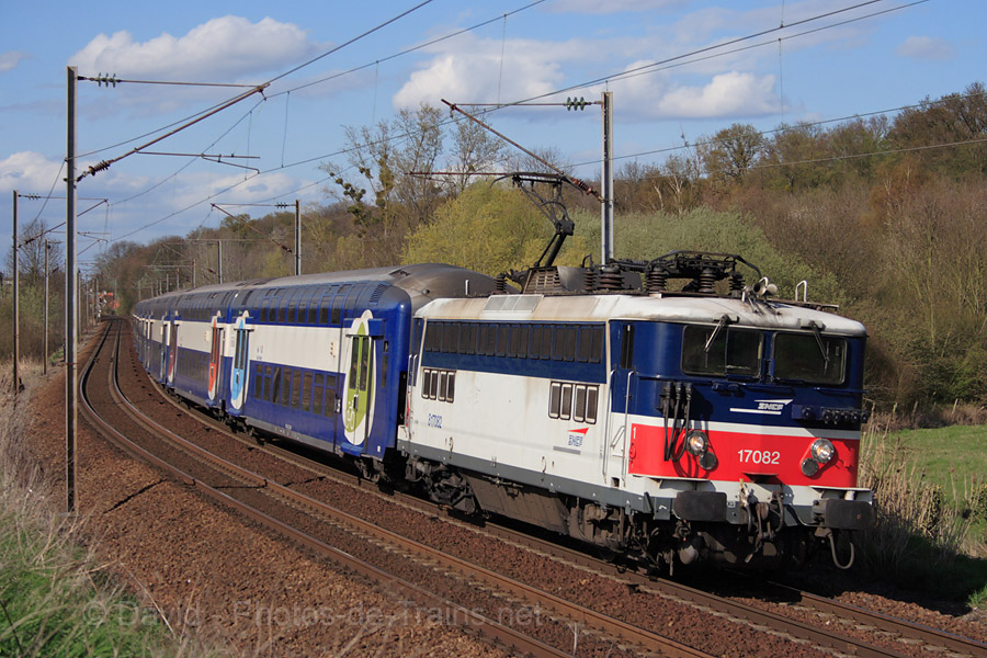 La BB 17082 vient de quitter la gare d'Ecouen-Ezanville.