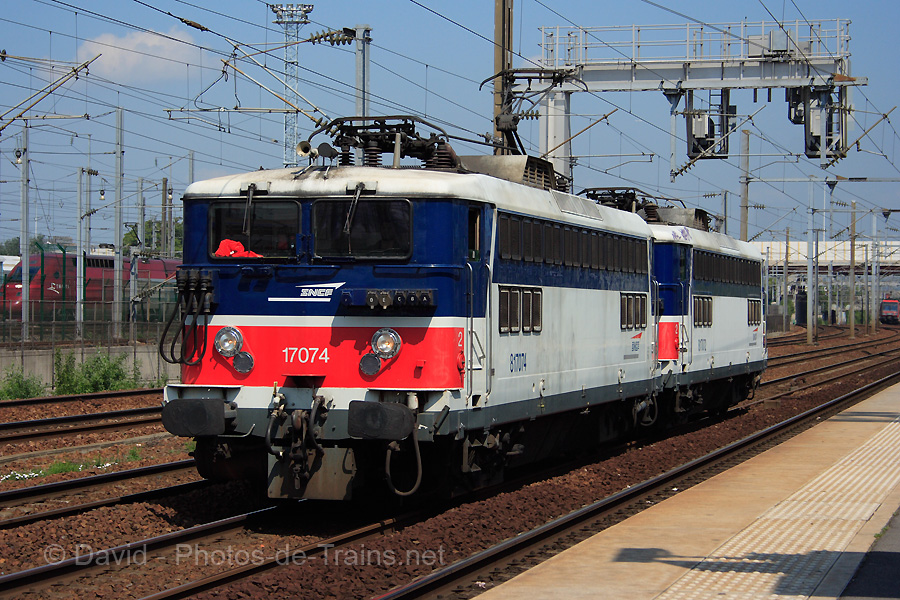 Un train haut-le-pied compos&eacute; de la 17074 et 17072 passe devant la gare de Saint-Denis Stade de France. La provenance et la destination du train sont inconnues.