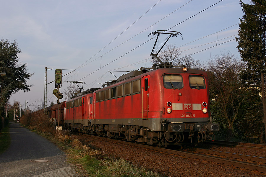 Une UM de Br 140 de la DB tractent un train de tr&eacute;mies en direction de Koblenz. Elles passent ici &agrave; Bonn.